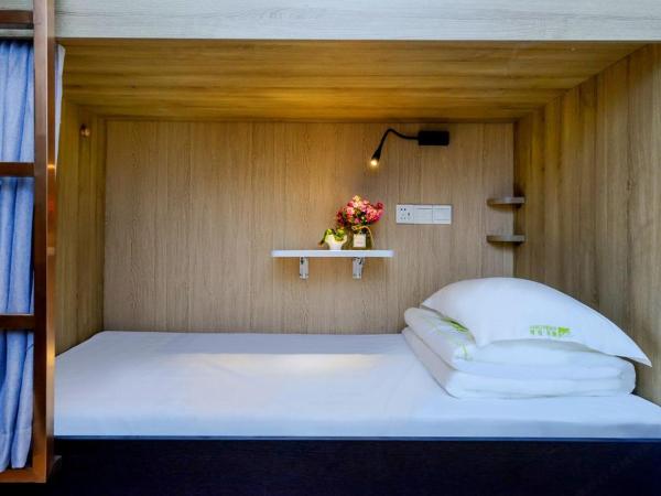 Heye International Youth Hostel : photo 2 de la chambre bed in 4-bed female dormitory room private bathroom