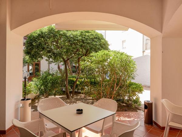 Hotel El Balear : photo 2 de la chambre chambre triple standard avec vue sur le jardin