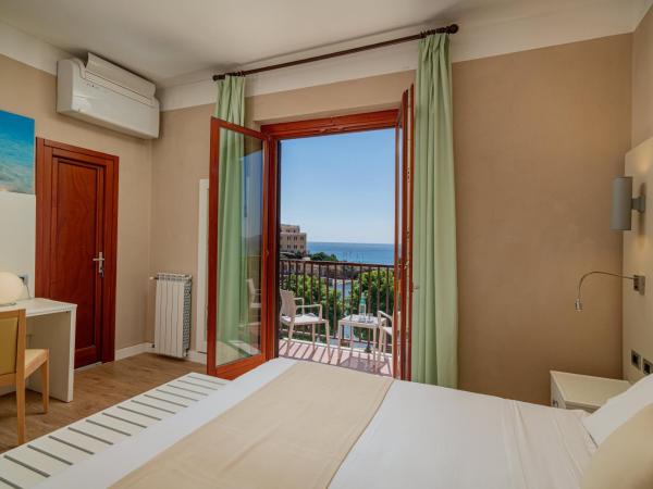 Hotel El Balear : photo 2 de la chambre chambre double ou lits jumeaux supérieure - vue sur mer