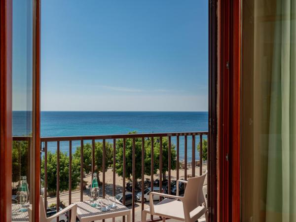 Hotel El Balear : photo 4 de la chambre chambre triple supérieure - vue sur mer