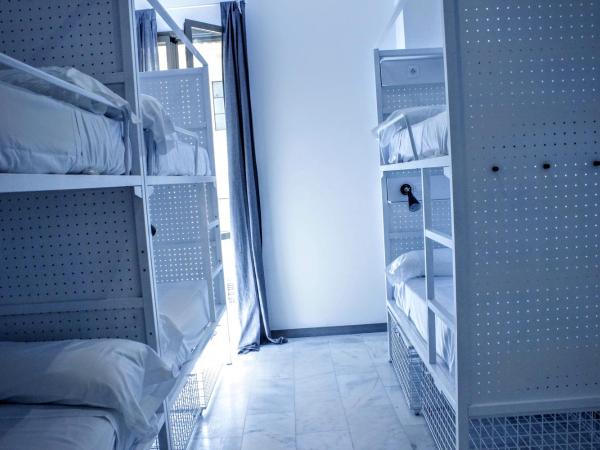 Feel Hostels Soho Malaga : photo 2 de la chambre chambre quadruple avec salle de bains privative