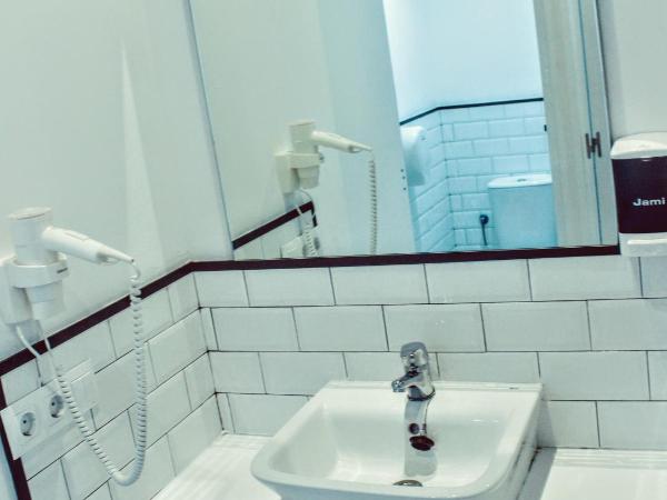 Feel Hostels Soho Malaga : photo 3 de la chambre chambre quadruple avec salle de bains privative