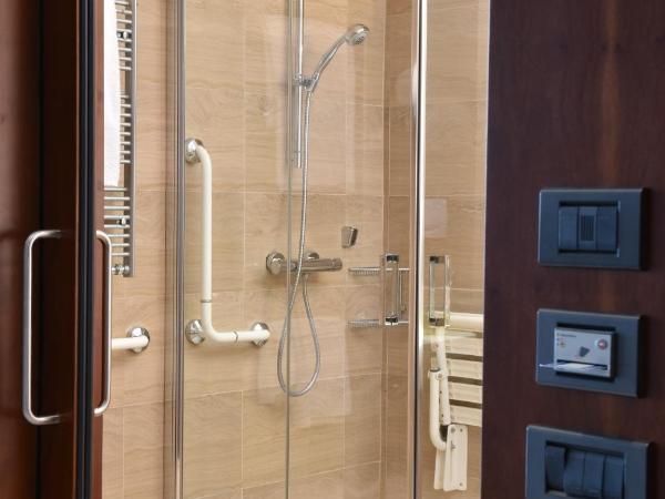 DoubleTree by Hilton Turin Lingotto : photo 1 de la chambre chambre lit king-size - accessible aux personnes à mobilité réduite