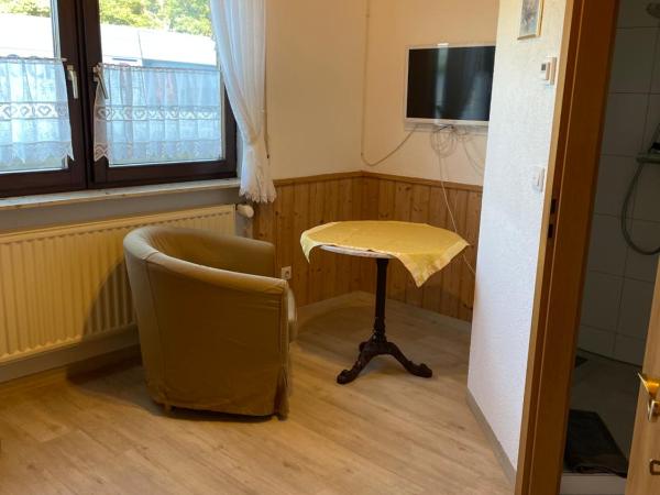Pension am Eichenhain : photo 2 de la chambre chambre simple avec salle de bains