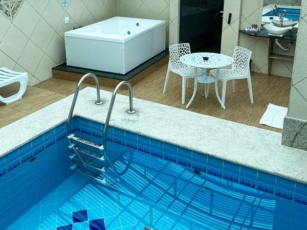 MOTEL 2000 : photo 2 de la chambre suite avec piscine privée