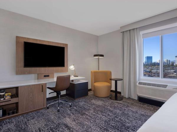 DoubleTree by Hilton Las Vegas East Flamingo : photo 3 de la chambre chambre lit king-size avec douche accessible en fauteuil roulant - adaptée aux personnes à mobilité réduite/malentendantes