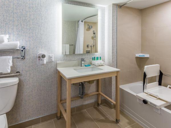 Holiday Inn Express & Suites Halifax - Bedford, an IHG Hotel : photo 4 de la chambre chambre lit king-size - adaptée aux personnes malentendantes - baignoire accessible aux personnes à mobilité réduite