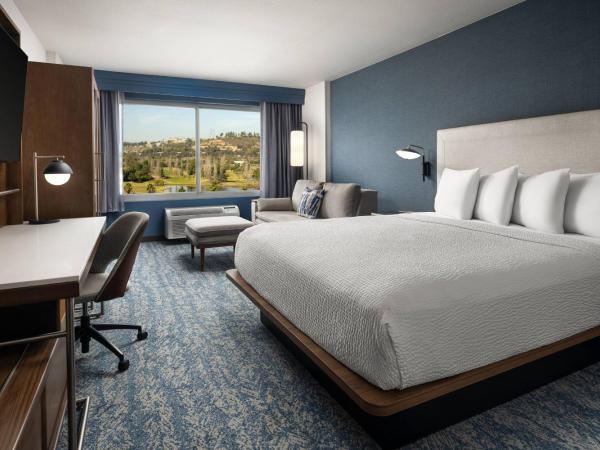 Courtyard by Marriott San Diego Mission Valley/Hotel Circle : photo 1 de la chambre chambre lit king-size avec canapé-lit