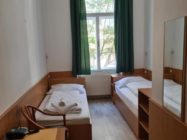 Pension Ani-Falstaff : photo 2 de la chambre chambre lits jumeaux