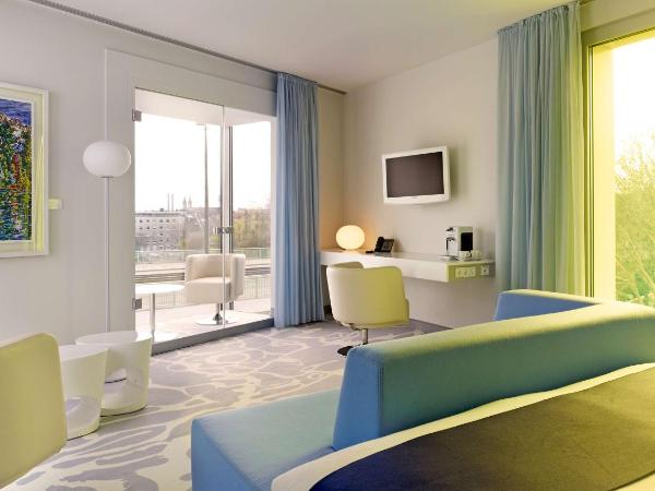 art'otel cologne, Powered by Radisson Hotels : photo 1 de la chambre chambre d'angle artistique
