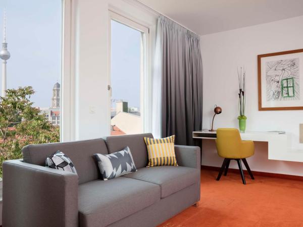 art'otel berlin mitte, Powered by Radisson Hotels : photo 3 de la chambre suite art