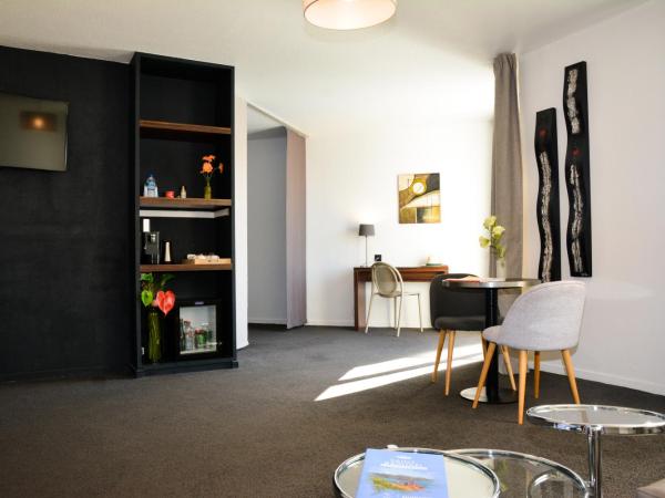 Best Western Plus La Marina : photo 6 de la chambre suite lit queen-size - vue sur piscine - non-fumeurs