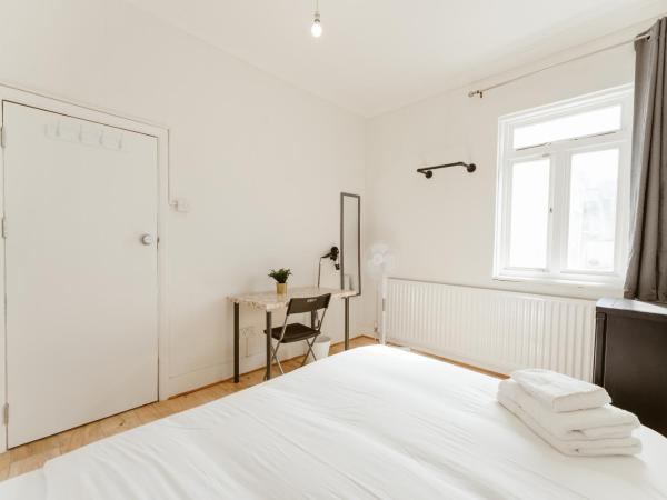 Leyton Comfy Double rooms -50 : photo 1 de la chambre chambre double avec salle de bains commune