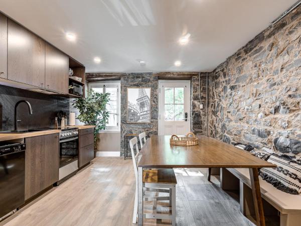 Beautiful Vieux 2 Bedroom Apt : photo 1 de la chambre appartement