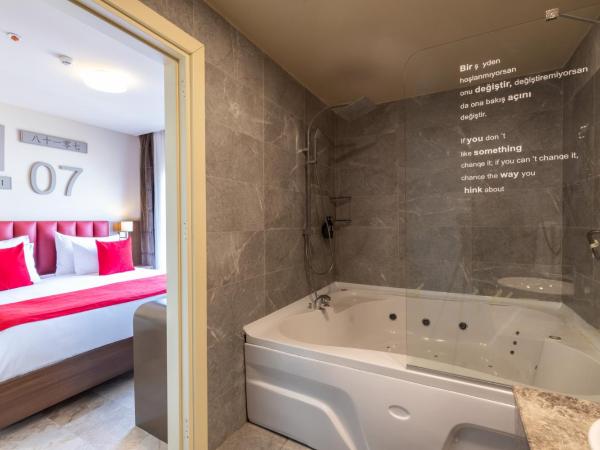 Ramada By Wyndham Istanbul Pera Taksim : photo 3 de la chambre chambre deluxe avec bain à remous