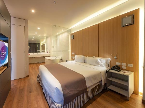 Ramada Encore by Wyndham Queretaro : photo 3 de la chambre king suite with massage sofa bed and hot tub