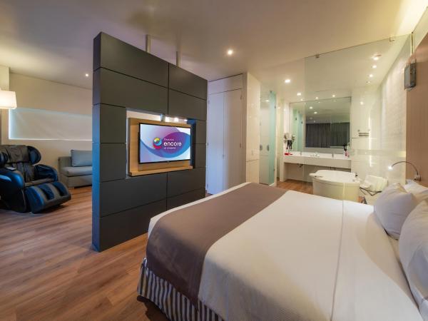 Ramada Encore by Wyndham Queretaro : photo 1 de la chambre king suite with massage sofa bed and hot tub