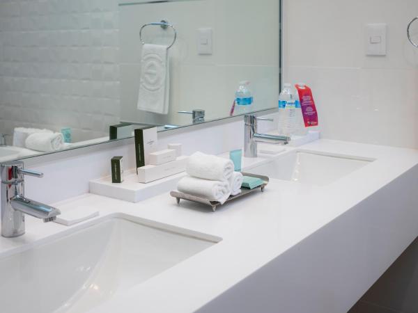 Ramada Encore by Wyndham Queretaro : photo 4 de la chambre king suite with massage sofa bed and hot tub