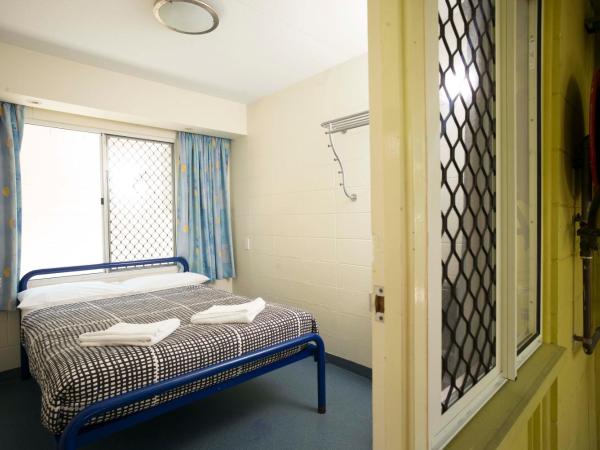 YHA Cairns Central : photo 4 de la chambre chambre double avec salle de bains commune