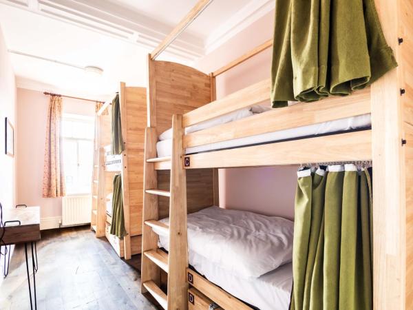 Palmers Lodge Swiss Cottage : photo 1 de la chambre lit dans dortoir premier pour femmes de 4 lits avec salle de bains privative