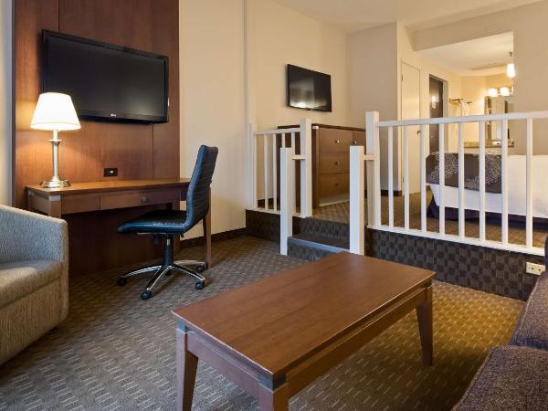 Best Western Plus Lamplighter Inn & Conference Centre : photo 2 de la chambre queen suite with sofa bed and patio - atrium view