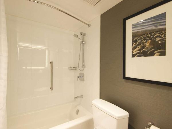 DoubleTree by Hilton Hotel & Suites Victoria : photo 5 de la chambre chambre avec 2 lits queen-size - vue sur ville