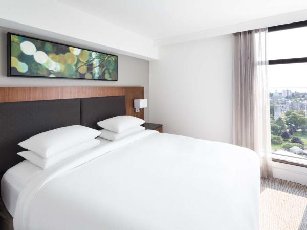 DoubleTree by Hilton Hotel & Suites Victoria : photo 2 de la chambre suite lit king-size avec balcon