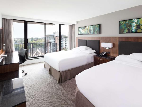 DoubleTree by Hilton Hotel & Suites Victoria : photo 5 de la chambre suite queen avec 2 lits queen-size et balcon
