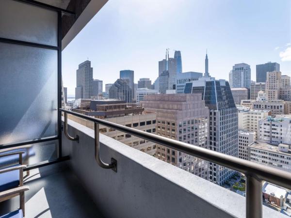 Hilton San Francisco Financial District : photo 1 de la chambre chambre lit king-size avec balcon