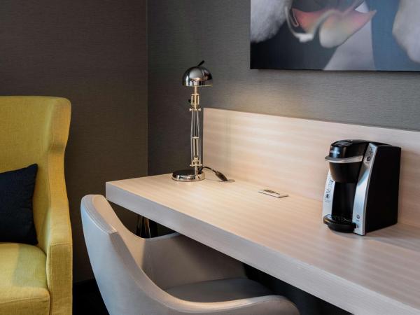 Hilton Garden Inn Winnipeg South : photo 3 de la chambre king room with roll-in shower - mobility and hearing accessible