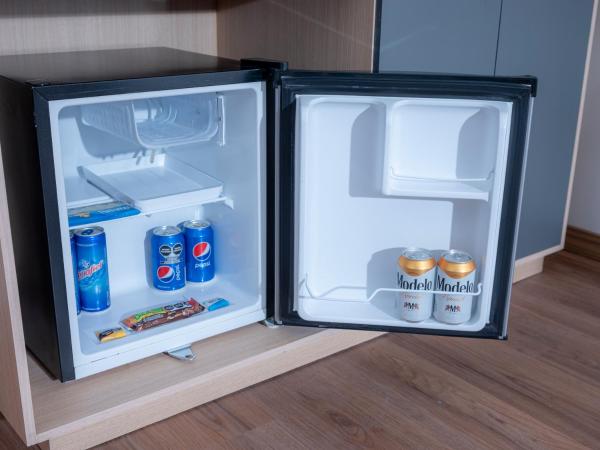 Ramada Encore by Wyndham Queretaro : photo 6 de la chambre king suite with massage sofa bed and hot tub