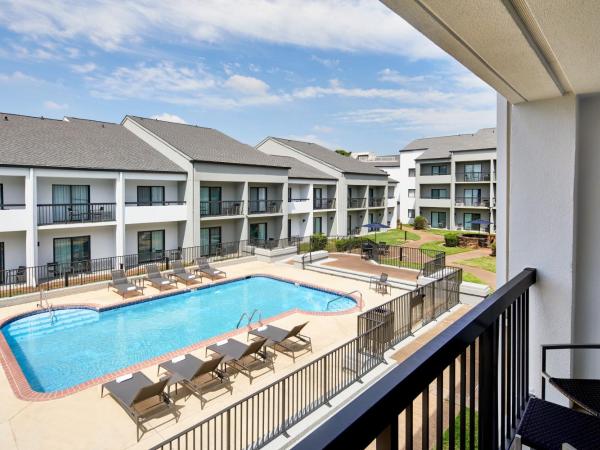 Courtyard by Marriott Memphis Airport : photo 3 de la chambre suite lit king-size avec vue sur la cour