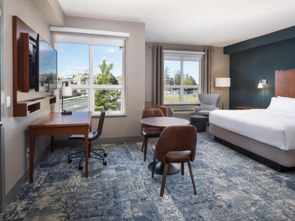 Four Points by Sheraton Victoria Gateway : photo 1 de la chambre suite d’angle avec 1 lit king-size et balcon