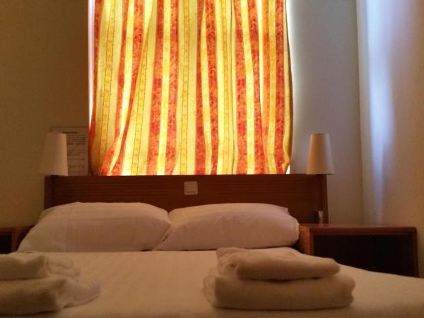 Hotel Isis : photo 10 de la chambre chambre double avec salle de bains privative