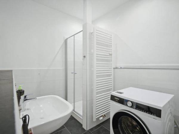 limehome Dresden Jordanstraße : photo 7 de la chambre suite avec canapé-lit