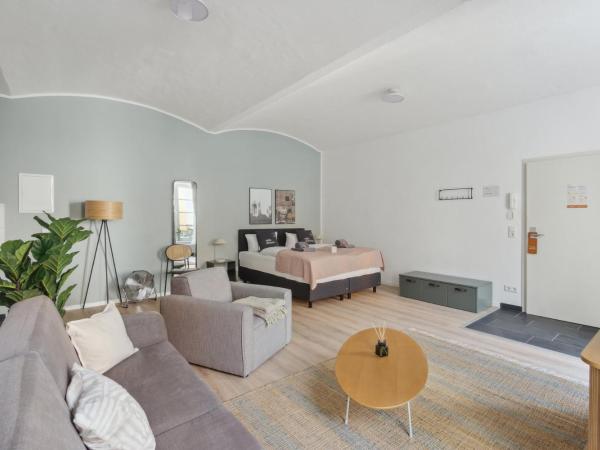 limehome Dresden Jordanstraße : photo 5 de la chambre suite avec canapé-lit