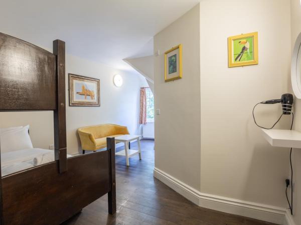 Palmers Lodge Swiss Cottage : photo 6 de la chambre chambre triple avec salle de bains privative