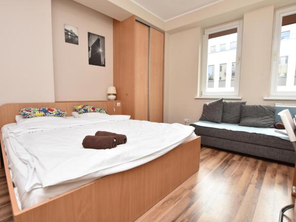 DUKES ApartHostel - pokoje prywatne, RYNEK : photo 1 de la chambre chambre familiale avec salle de bains commune