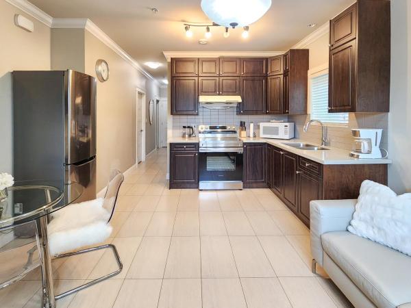 Rare Find Exquisitely New Quiet & Safe Skytrain Home : photo 1 de la chambre suite 2 chambres