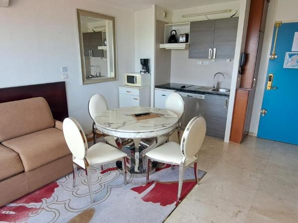 Appart'hôtel Le Trianon : photo 8 de la chambre appartement - vue sur mer