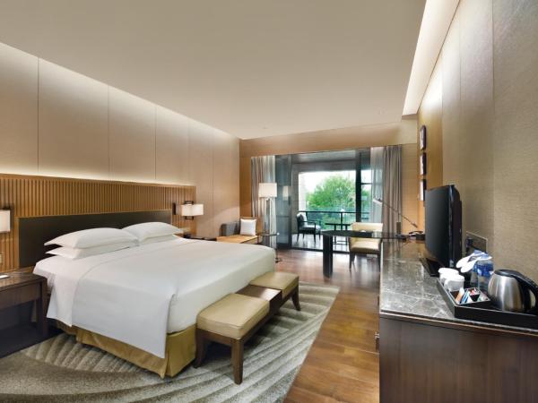 Hilton Wuhan Optics Valley : photo 3 de la chambre chambre lit king-size avec douche accessible en fauteuil roulant - adaptée aux personnes à mobilité réduite