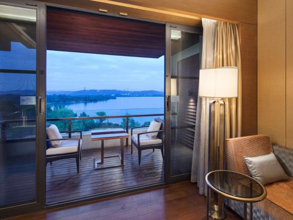 Hilton Wuhan Optics Valley : photo 4 de la chambre one-bedroom deluxe king suite with lounge access