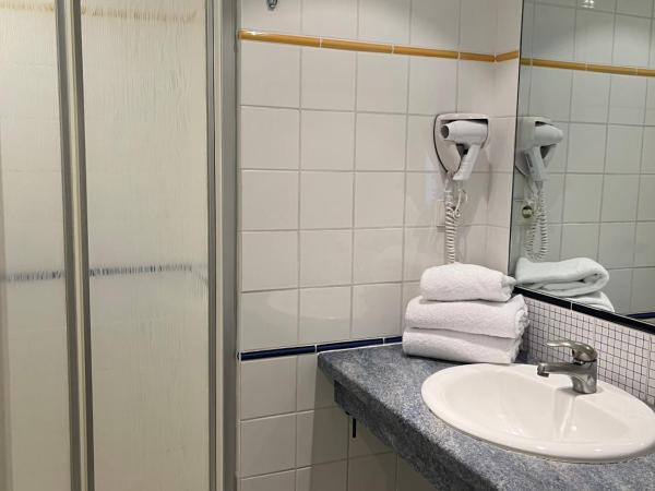 Hôtel De Troyes : photo 8 de la chambre chambre double standard