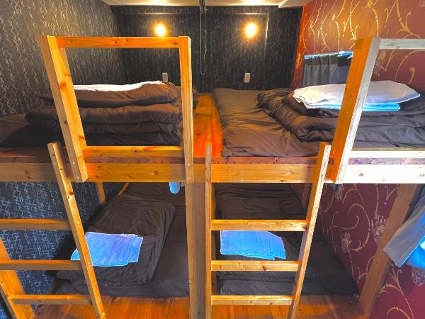 R Hostel Namba south : photo 4 de la chambre chambre quadruple avec salle de bains commune