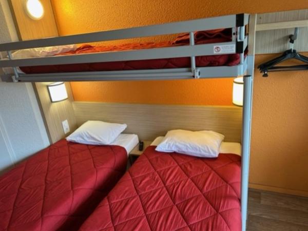 Premiere Classe Blois Nord : photo 4 de la chambre chambre triple (1 lit double et 1 lit simple)