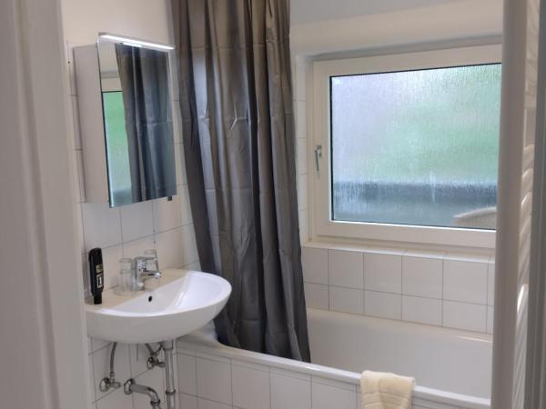 Excellent Hotel Hamburg : photo 6 de la chambre chambre familiale avec balcon