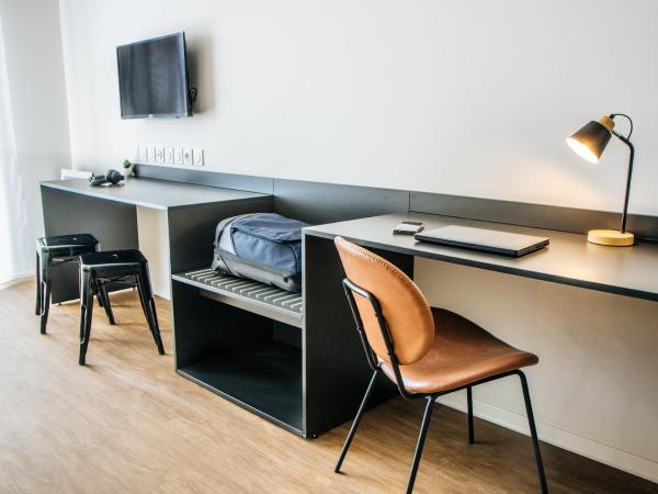 Twenty Business Flats Béziers : photo 3 de la chambre chambre double avec balcon