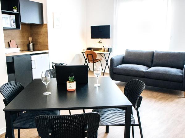 Twenty Business Flats Béziers : photo 1 de la chambre chambre double deluxe avec balcon