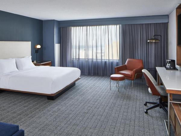 Courtyard by Marriott Detroit Downtown : photo 3 de la chambre chambre lit king-size avec canapé-lit