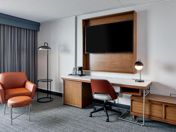Courtyard by Marriott Detroit Downtown : photo 3 de la chambre chambre lit king-size exécutive avec canapé-lit